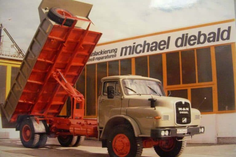 Historisches Foto eines MAN-Kippers vor dem früheren Firmengebäude von Michael Diebald.