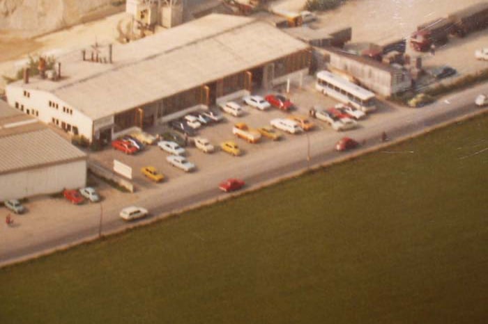 Luftaufnahme des ersten größeren Firmengeländes von Diebald mit Fuhrpark und Produktionshalle.