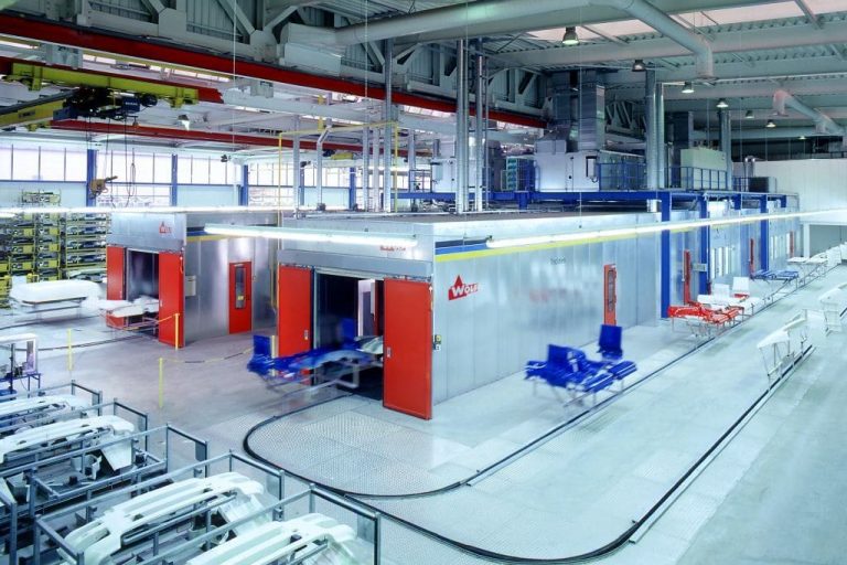 Moderne Lackieranlage bei Diebald mit mehreren Kabinen für die automatisierte Bearbeitung von Fahrzeugteilen.