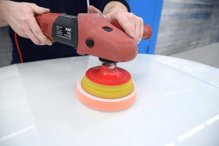 Poliermaschine im Einsatz zur Nachbearbeitung einer lackierten Fahrzeugoberfläche bei Diebald Lackierung.